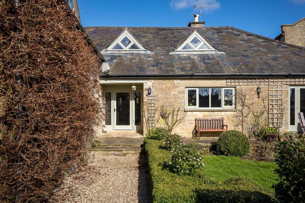 11 - Manor Barn - GL53 9PD - Web.jpg