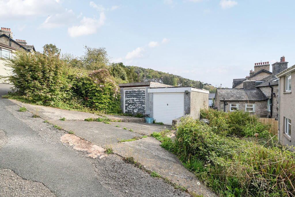 Garage  to the Le...