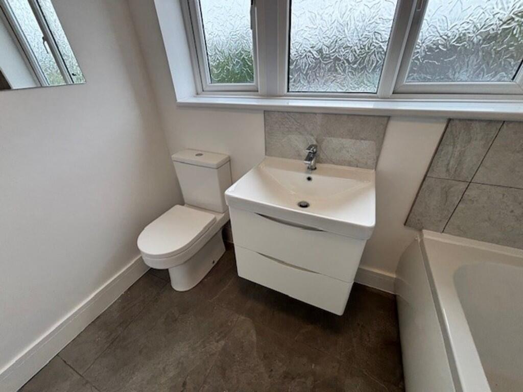 Main bathroom 2