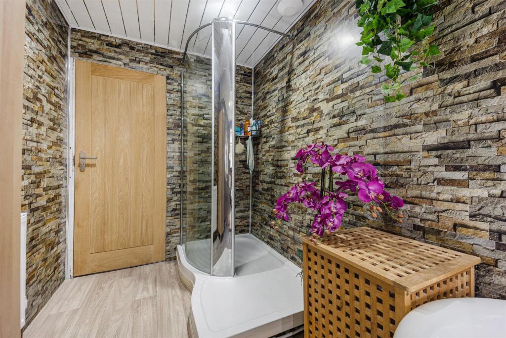 1 Thorndyke Close bathroom 3.jpg