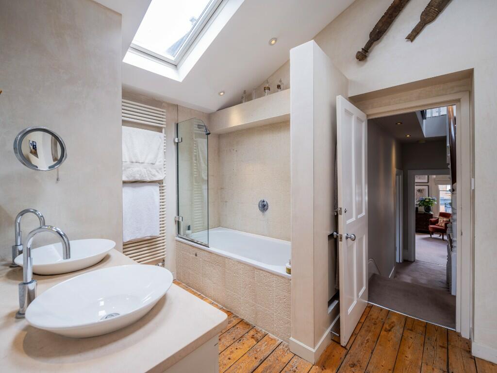 Principal bathroom