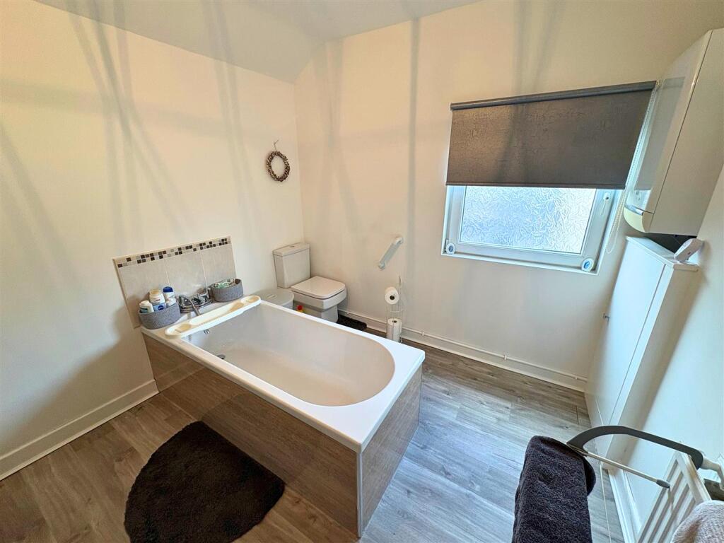 Bathroom a (edit).jpg