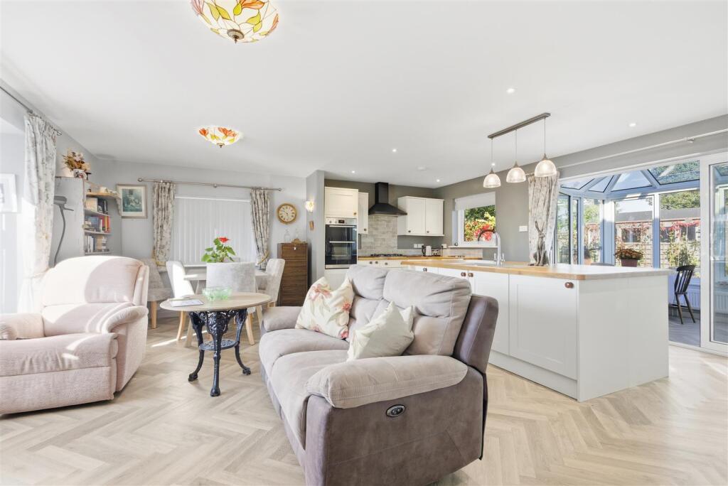 16 Kingfisher Crescent 6.jpg