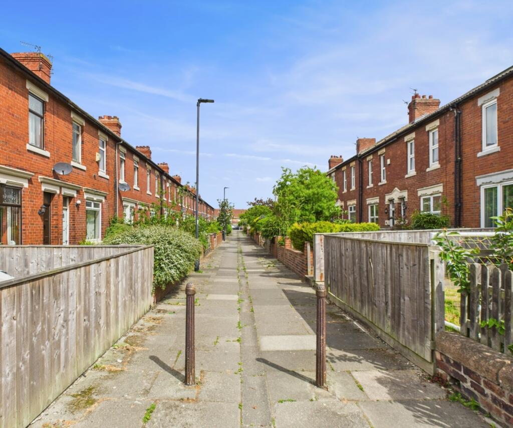 CAM02195G0-PR0073-STILL026