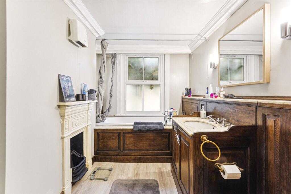 Bathroom (Lower M)
