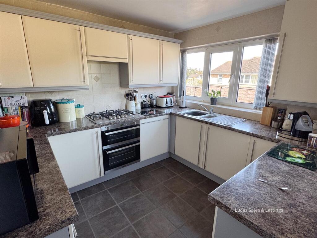 8 Welland Rd Kettering-10.jpg