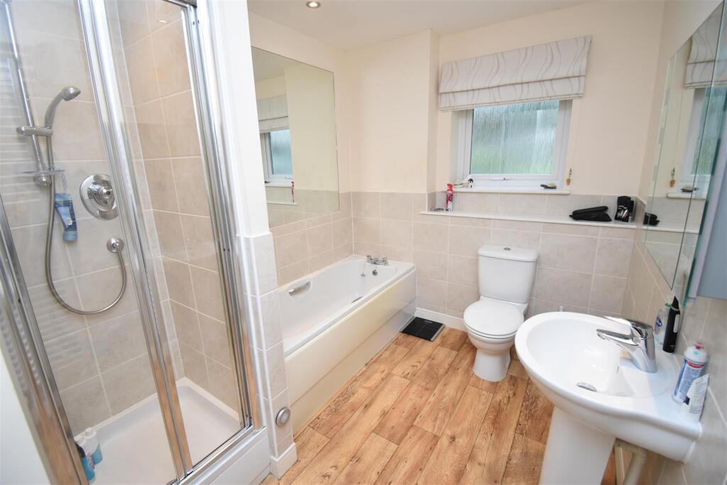 Family bathroom.JPG