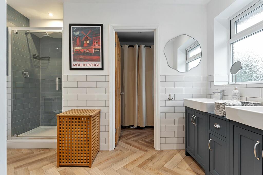 Principal Bedroom En-Suite