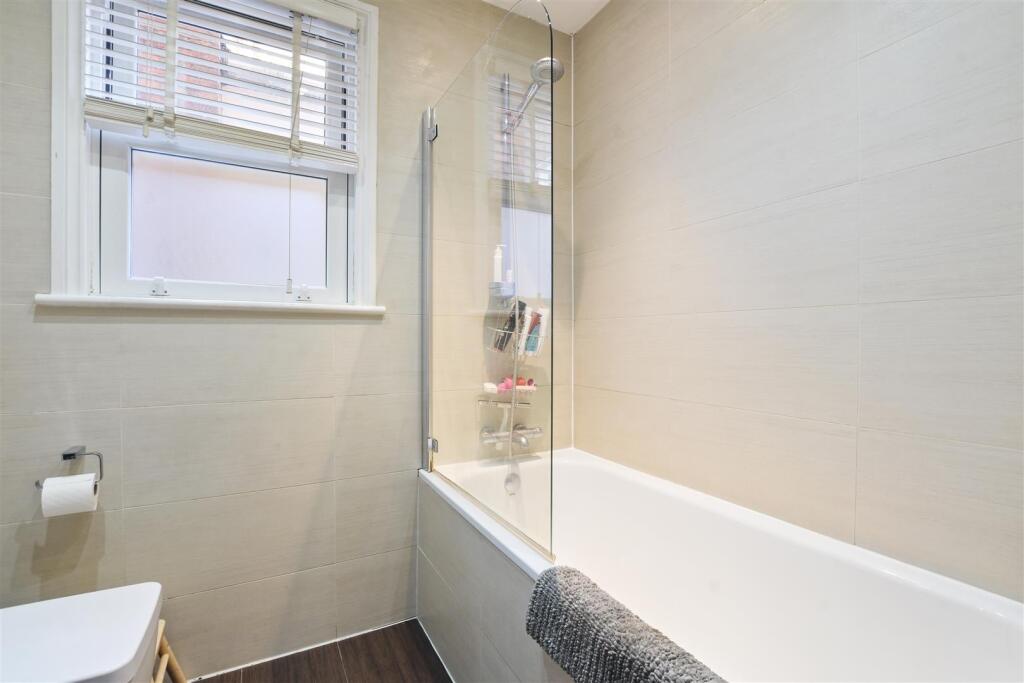 02-b6f7GCWT - Flat A 27 Leghorn Road - Bathroom -O