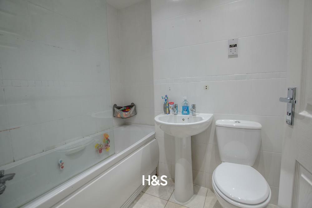 3 cardiff grove bathroom.jpg