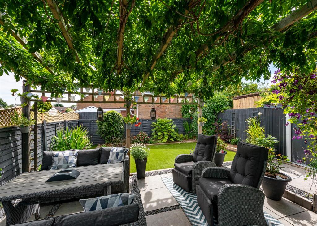 4 Oak Road-garden1.jpg