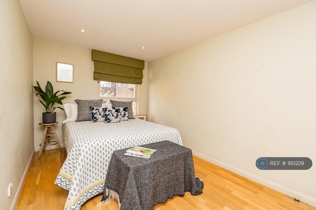 Main Double Bedroom 