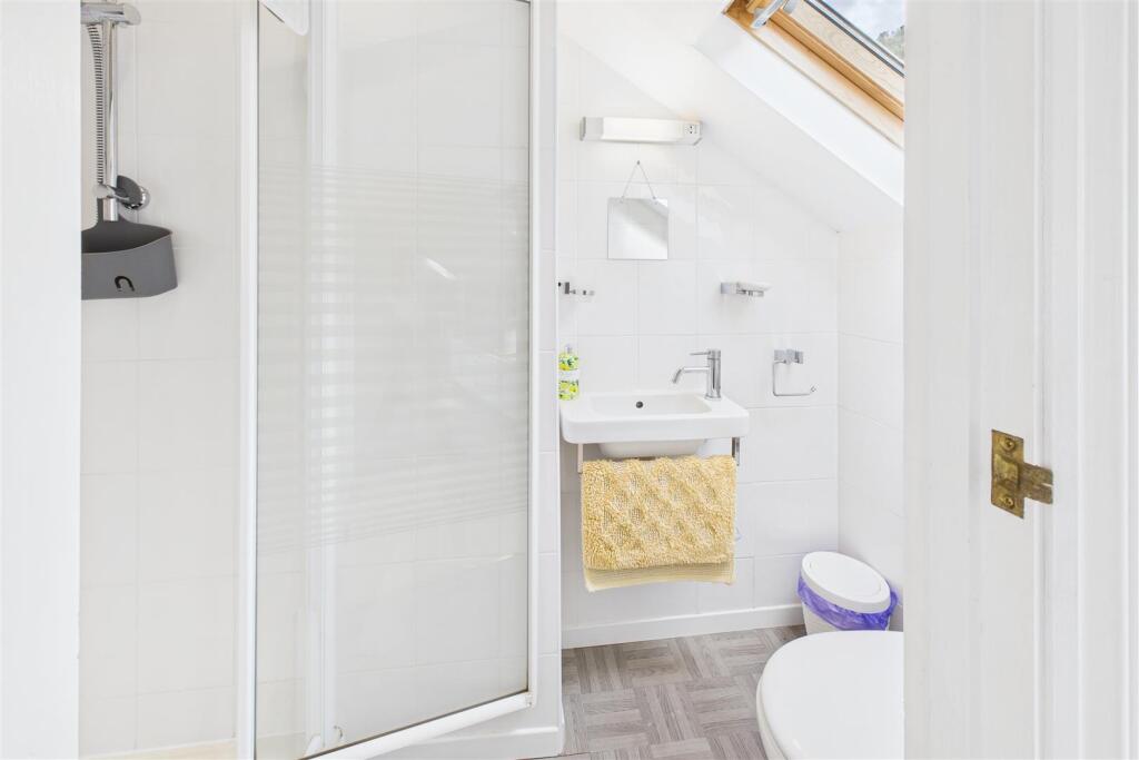 First Floor En-Suite.