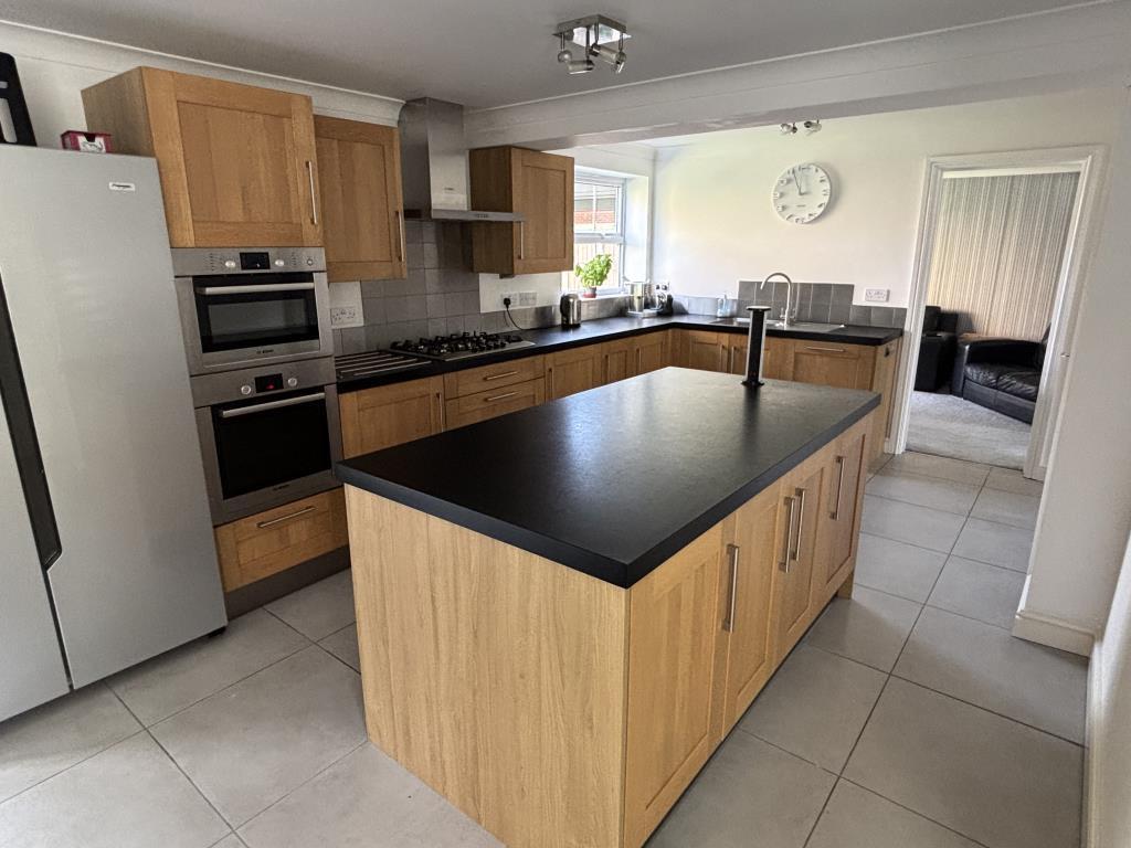 02 - Kitchen.jpg