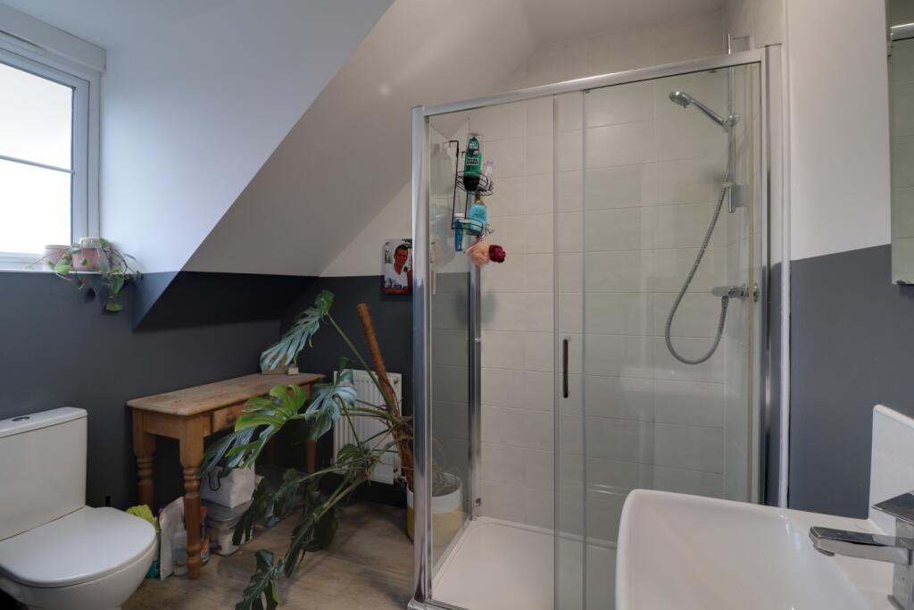Ensuite to Bedroom One 