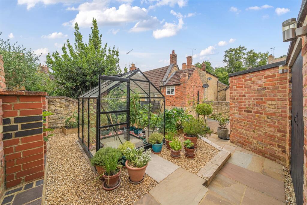 6 New Road, Greens Norton (6).jpg