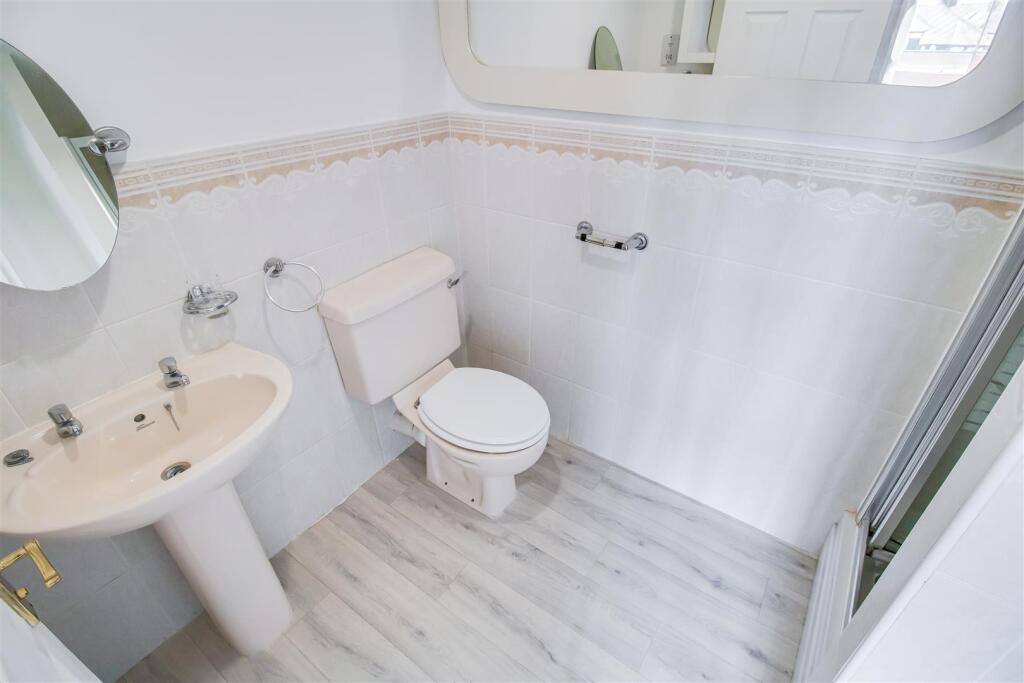 EN SUITE SHOWER ROOM/W.C.