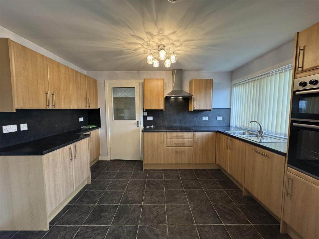 KITCHEN 2 USE.JPG