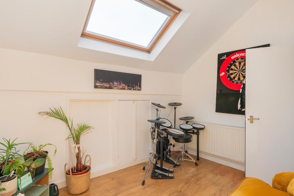 1S5L1CM - Bedroom A.jpg