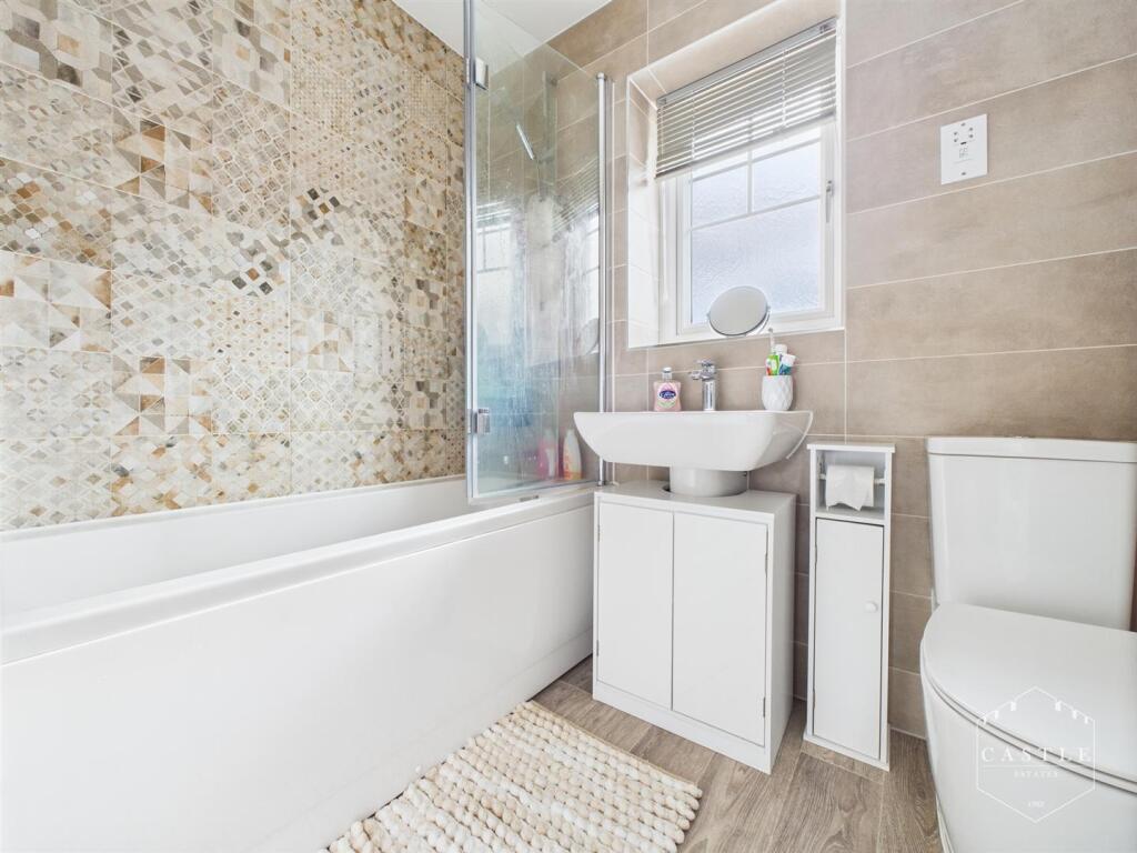FAMILY BATHROOM