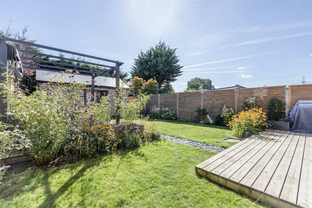 9 Spence Avenue, KT14 7TG - 6.jpg
