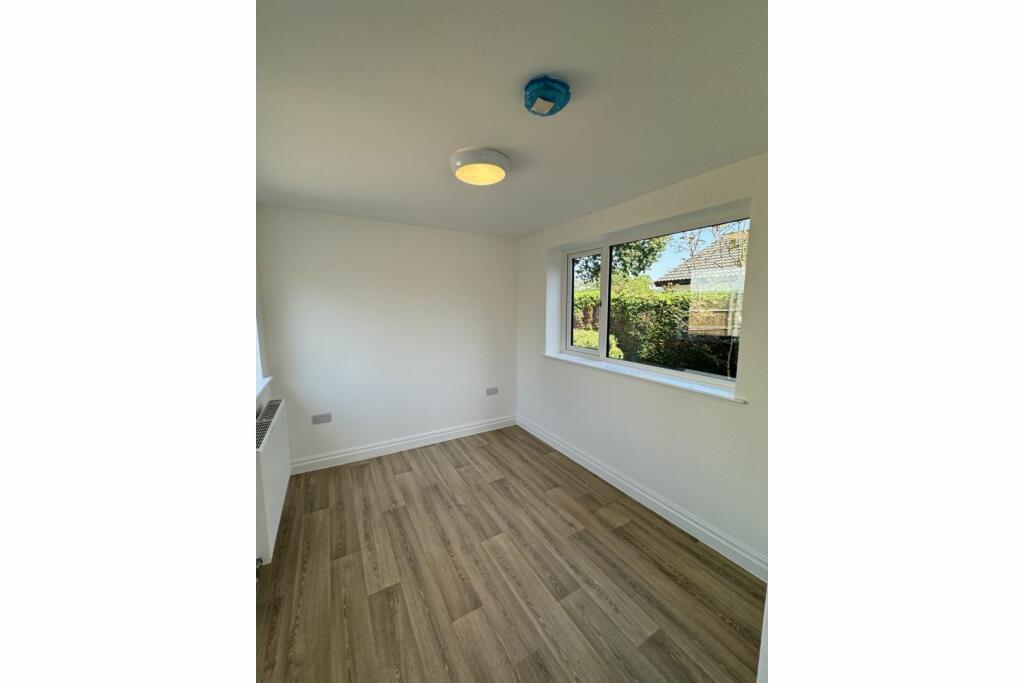 Bed 3 / Dining Room