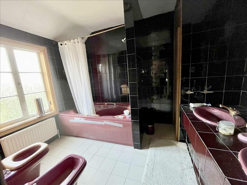 EN SUITE BATHROOM/WC