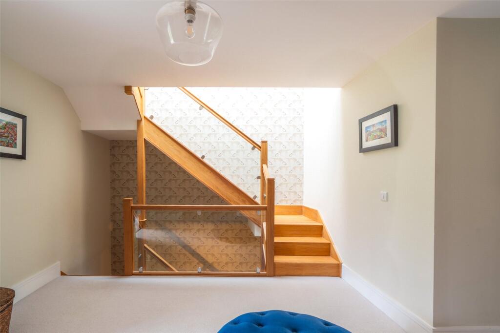 Pavilion Crescent 33