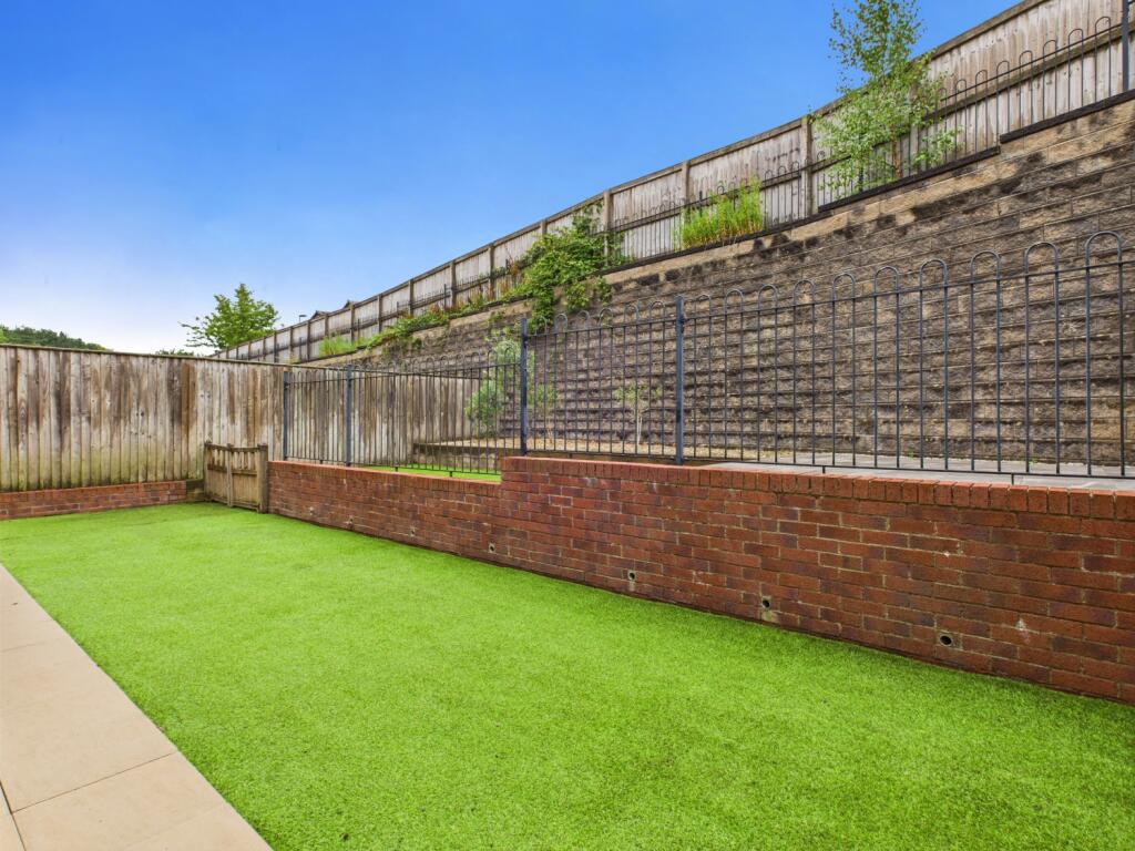 CAM03729G0-PR0094-STILL035