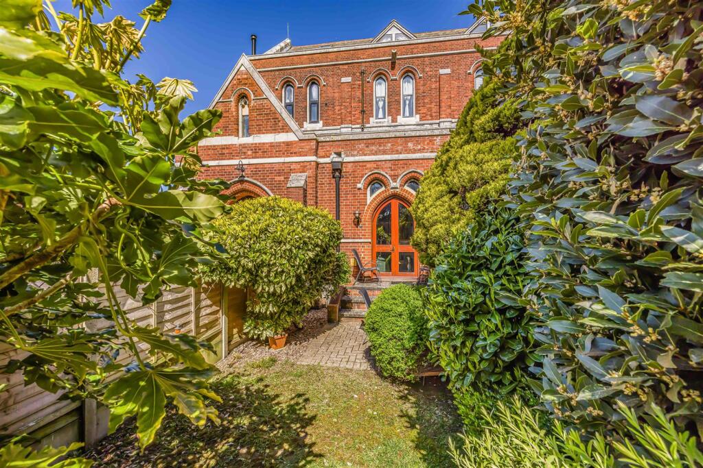 9 Grand Division Row, Henderson Road, Southsea-Sma