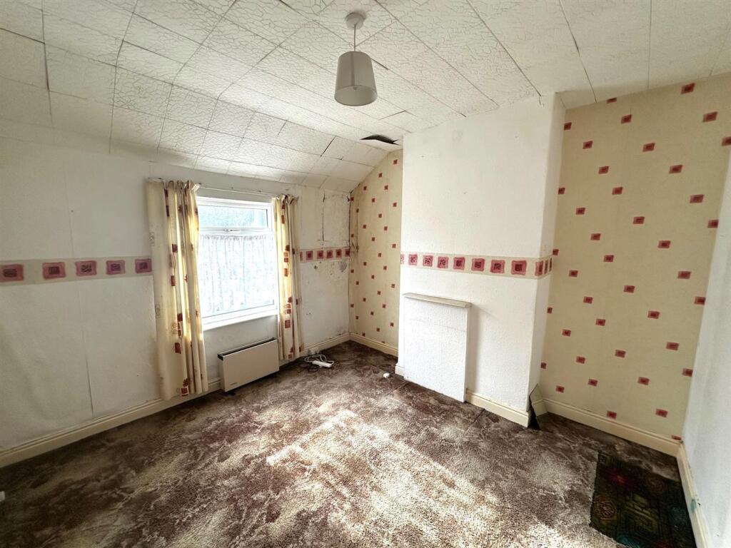 bedroom 1 1.jpg