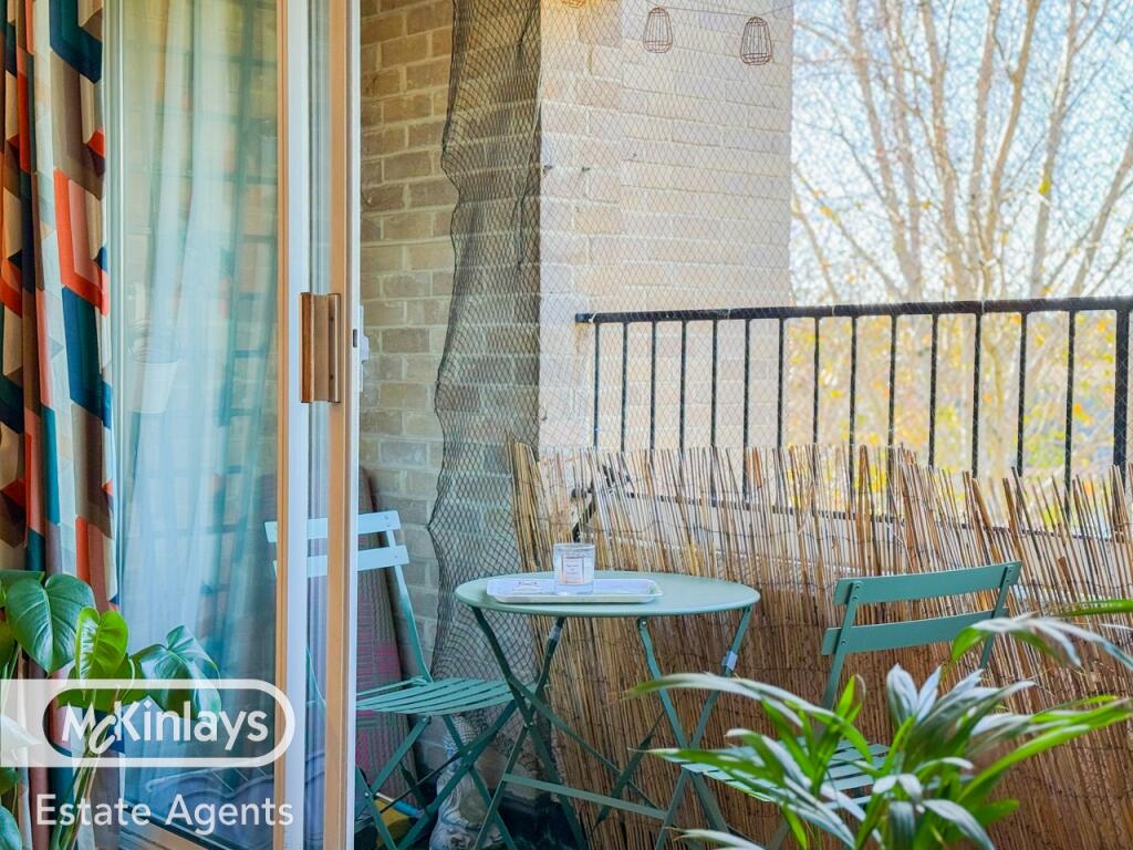 Spacious 2 Bedroom, Top-Floor Apartment Near the Town Centre