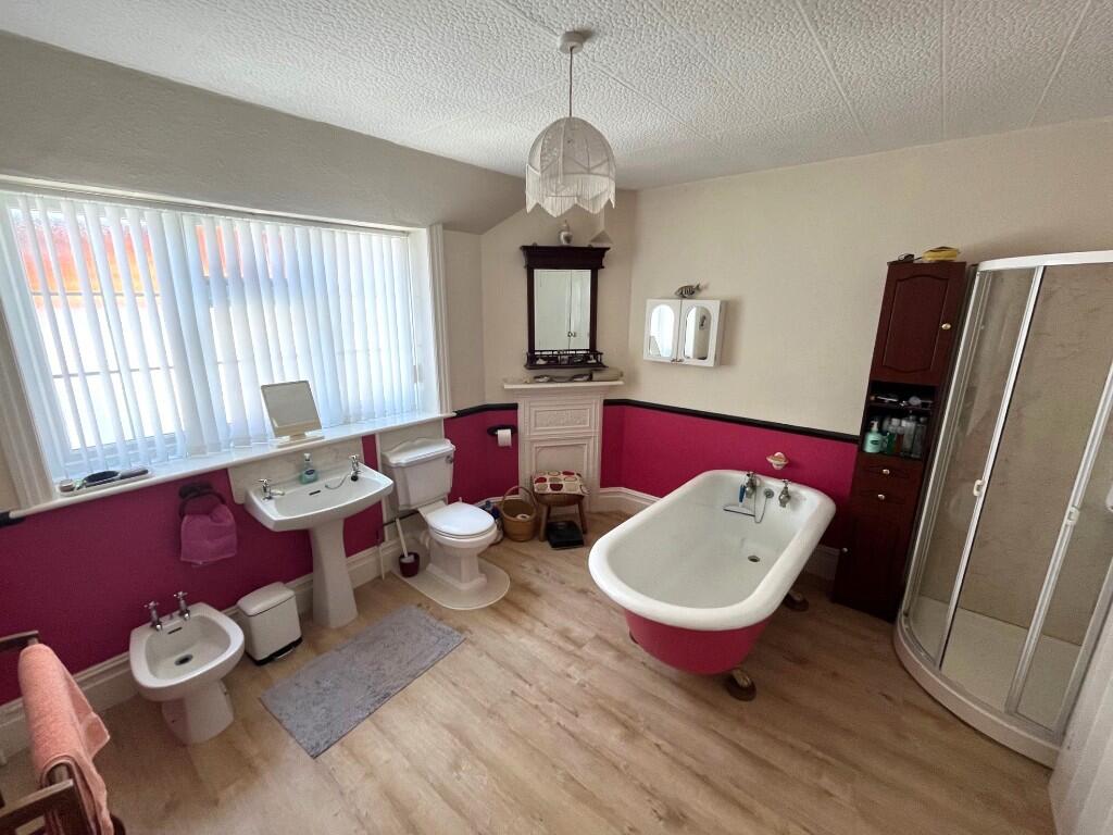Bath/shower room
