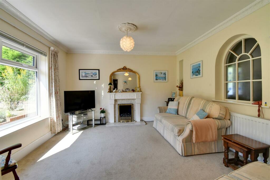Lounge 4.jpg