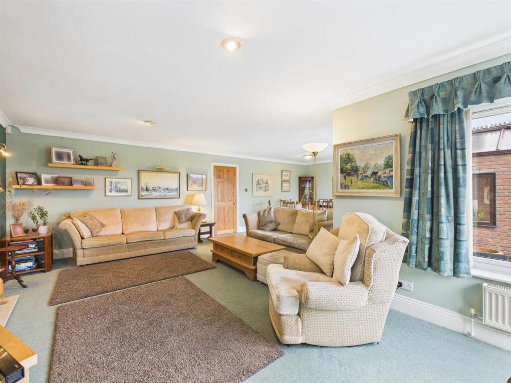 Lounge/Dining Room