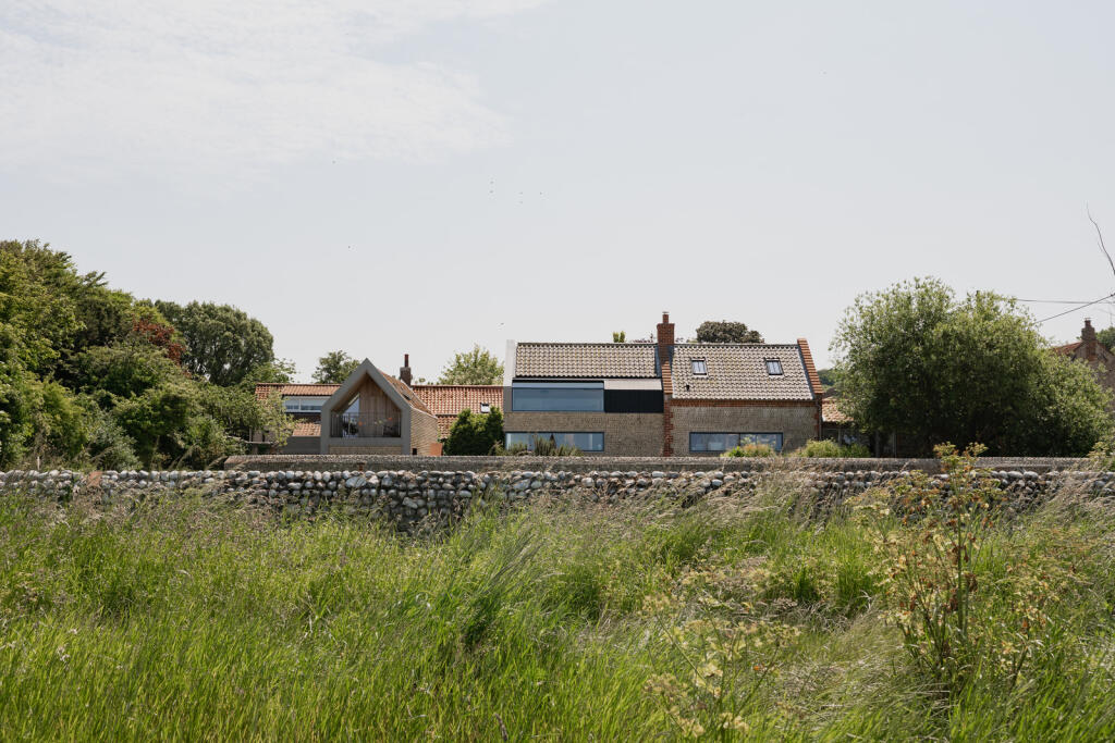 292238 - Seven Whistlers, Salthouse (exteriors)...