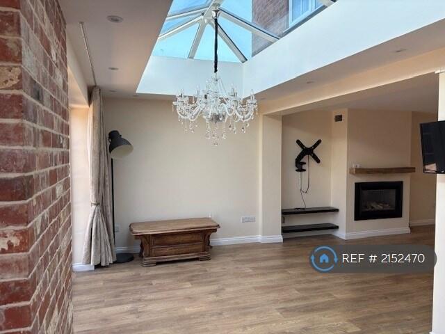 Lounge / Dining Area