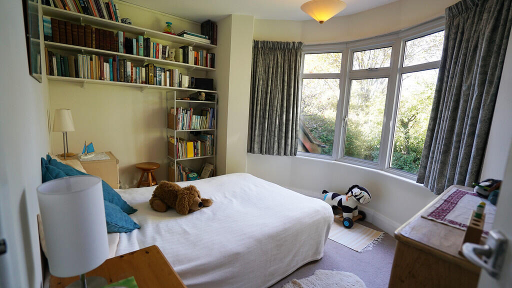 another bedroom -...