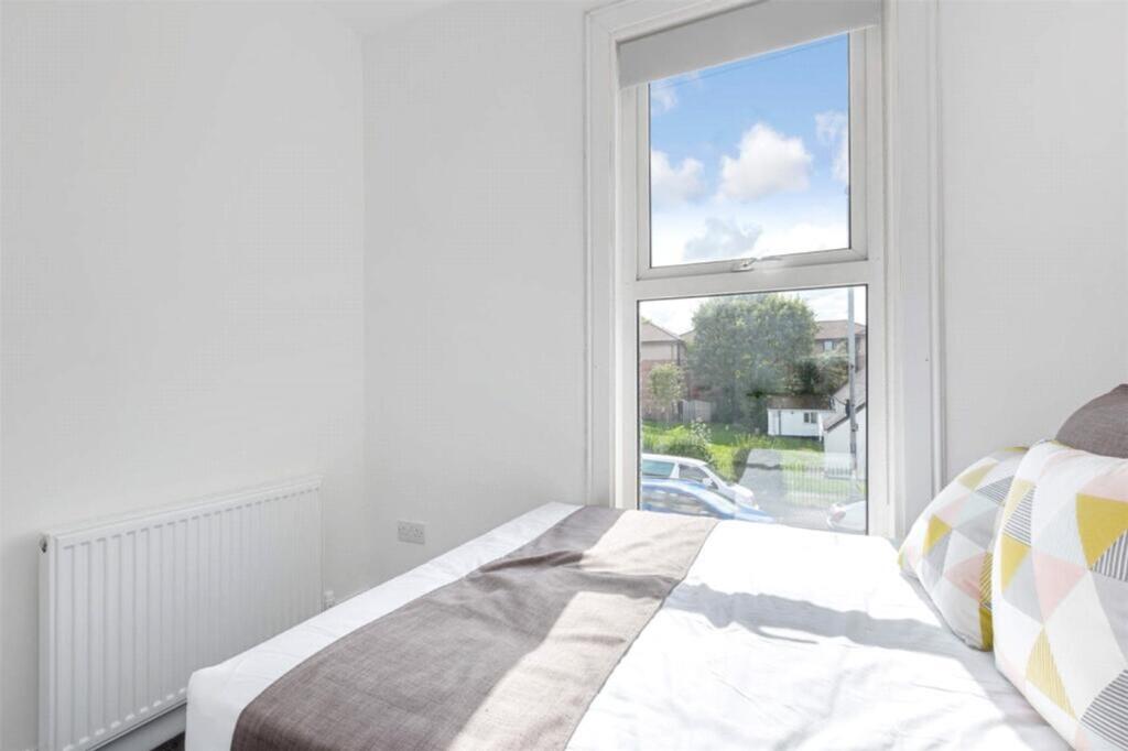 This inviting double bedroom features ample nat...