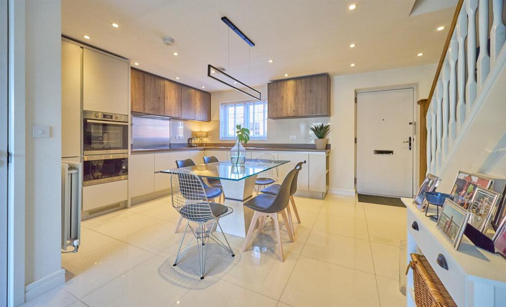 FITTED DINING KITCHEN TO FRONT