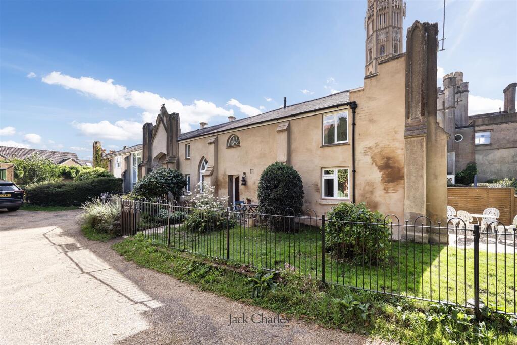 3 The Castle, TN11 0EG 001.jpg