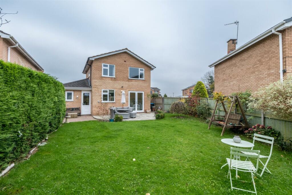 4 Oaktree Close-029.jpg