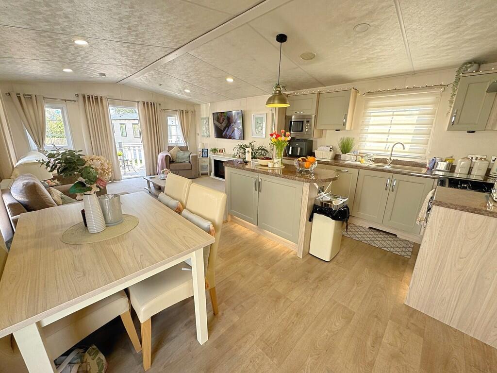 Open plan Lounge ...