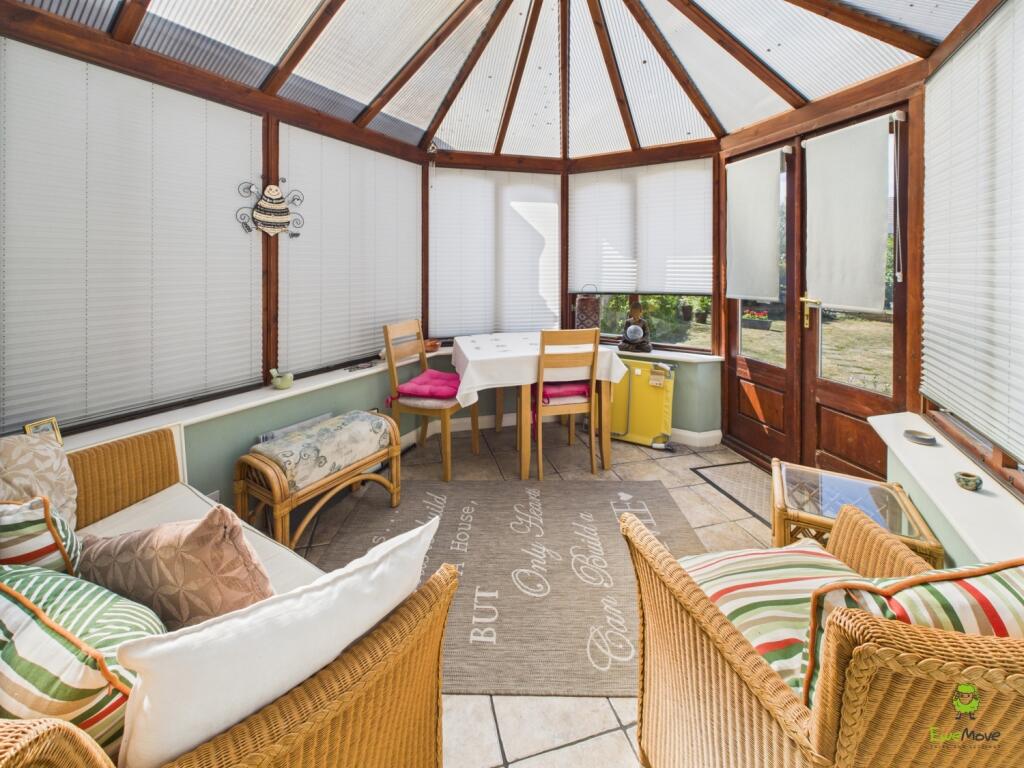 CAM03779G0-PR0254-STILL008