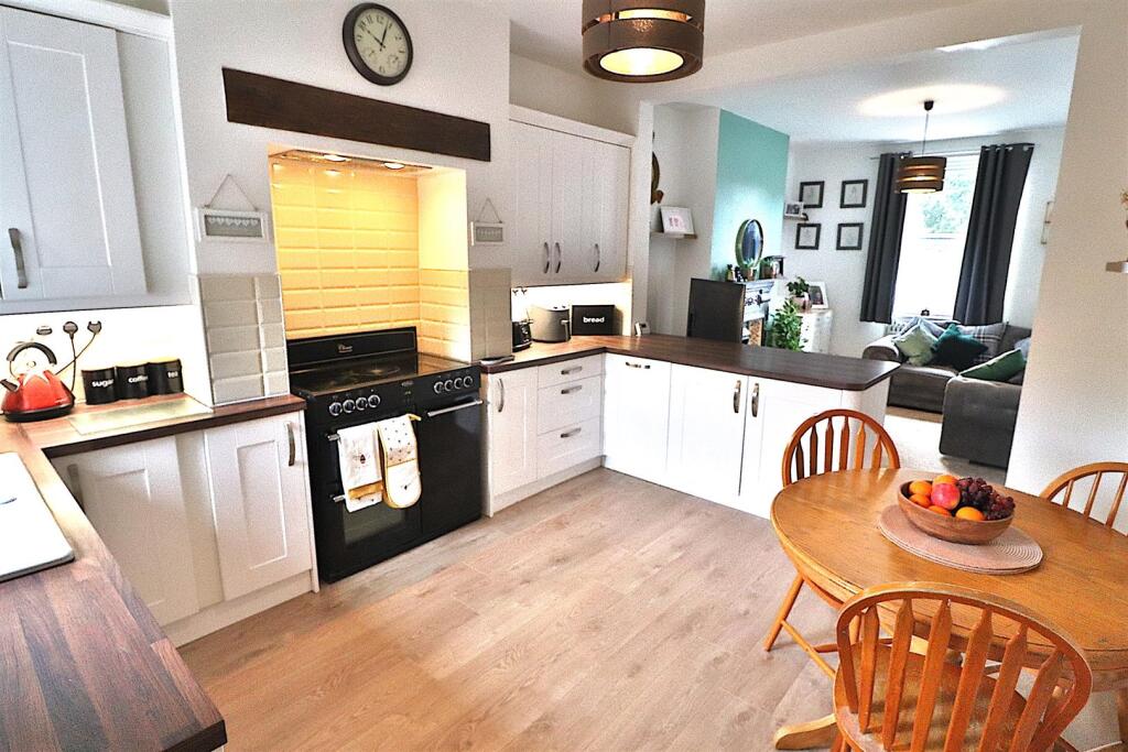 OPEN PLAN LOUNGE/KITCHEN