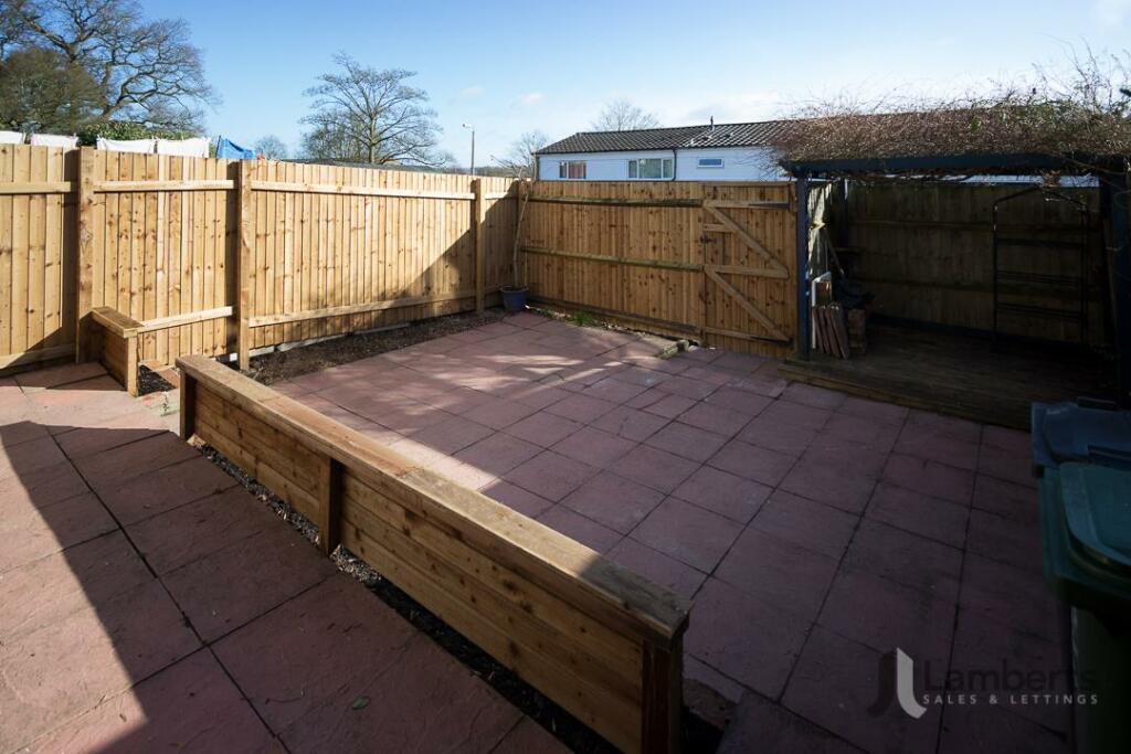 01330 - 148 Astley Close - Garden 3.jpg