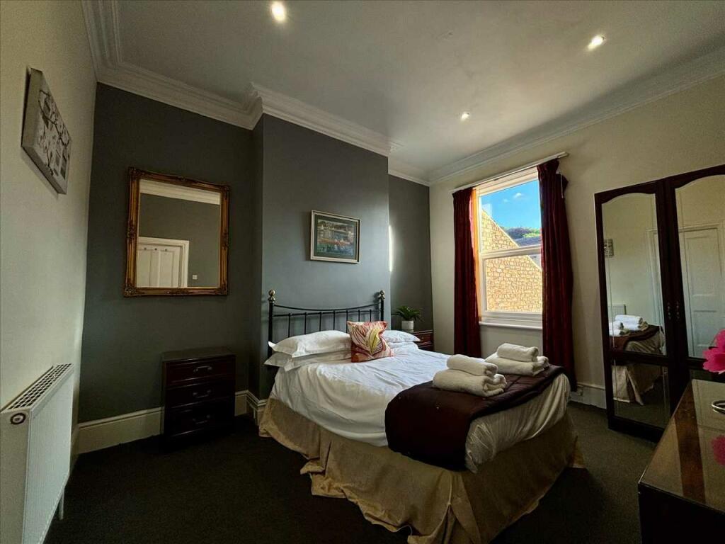 BEDROOM 2