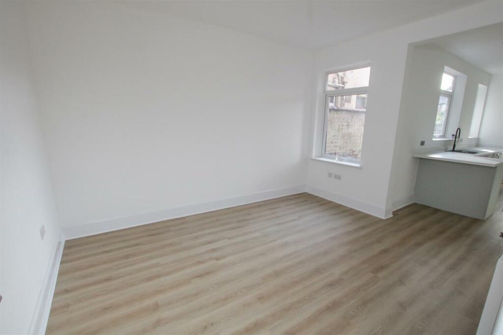 OPEN PLAN KITCHEN &amp; DINING ROOM