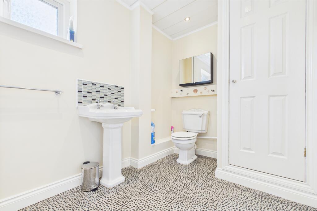 CAM04201G0-PR0083-STILL016