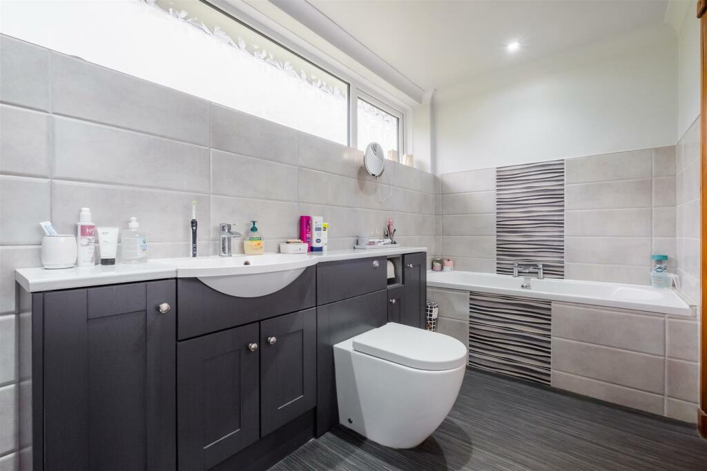 ENSUITE 1.jpg